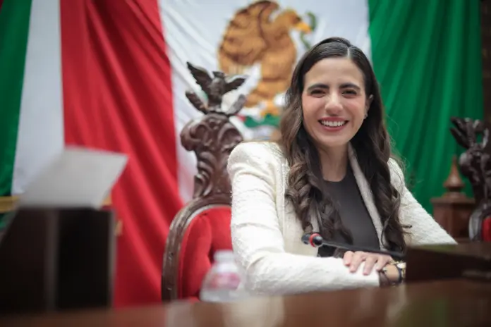 Giulianna Bugarini explica iniciativa No Más Deuda en Michoacán