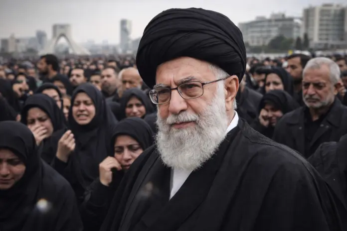 Iraníes lloran la muerte de Ali Jamenei durante los 40 días de luto decretados tras el ataque de Estados Unidos e Israel