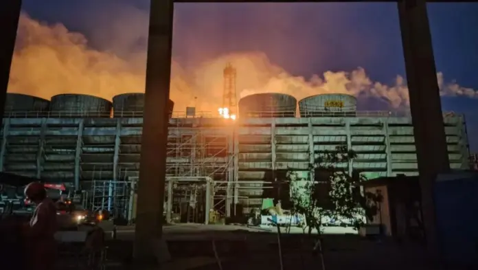 Momento de la explosión en la refinería de PEMEX en Salina Cruz